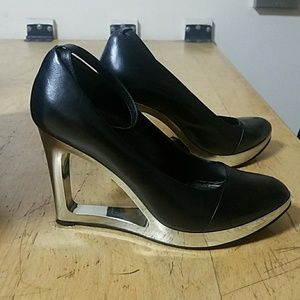 Nine West black closed toe, open wedge pump.